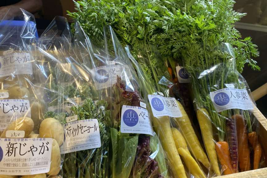 山田菜園さん。いつも新鮮なお野菜が並びます。