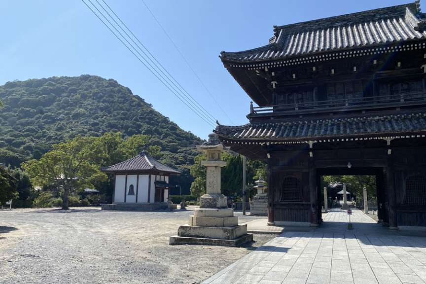 山門(駐車場側から)