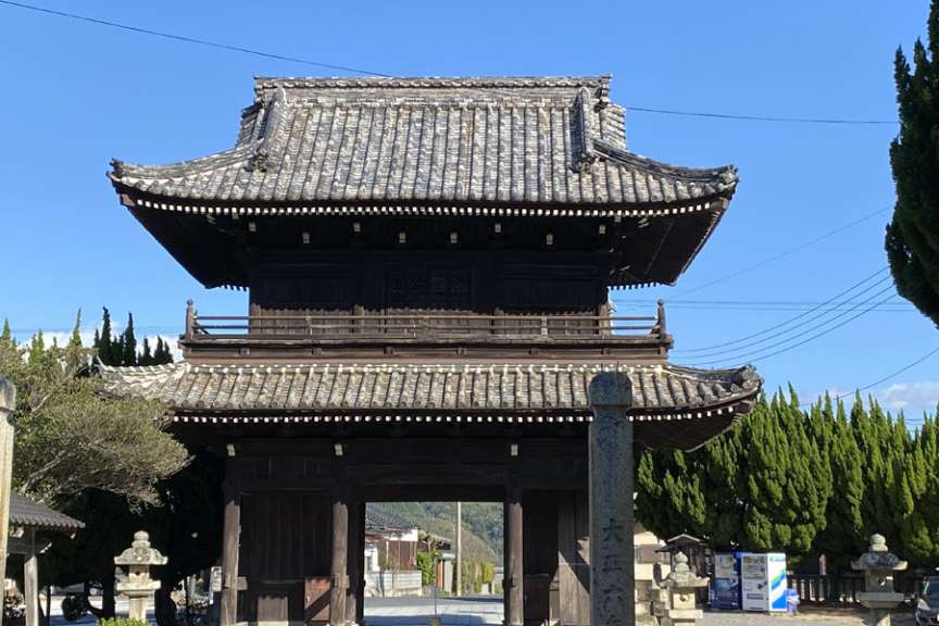 普賢寺山門(仁王門)海が見える