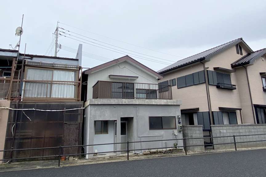 建物裏側(中央のグレーの建物)